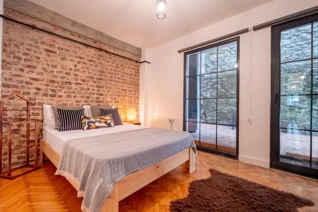 Contatos de Cosy Apartment With Garden Balcony